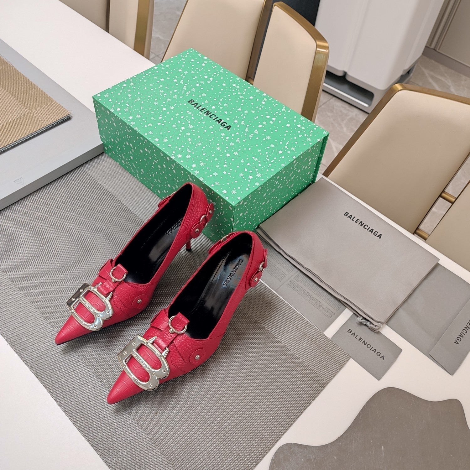 HIGH PUMPS WITH B SILVER BUCKLE IN RED CROCODILE PATTERN CALFSKIN